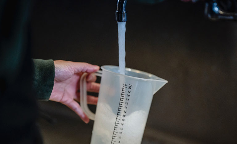 Каковы основные параметры, по которым определяется качество и безопасность воды? Питьевая вода должна быть обеззаражена от бактерий и вирусов, иметь сбалансированный химический состав и соответствующие установленным нормам качества органолептические свойства.